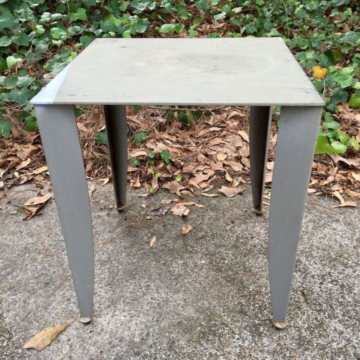 mesa moderna oxidada comprada en tiendas de segunda mano