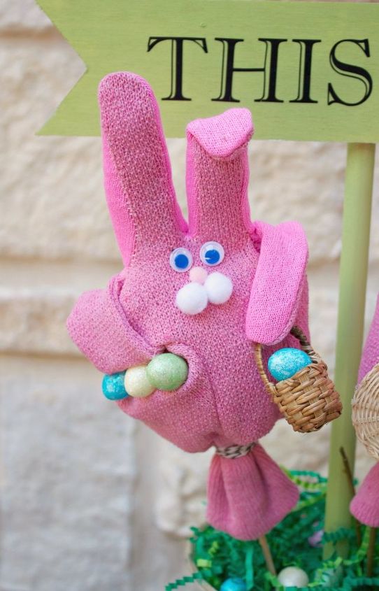 decoracin de conejos con guantes de jardn