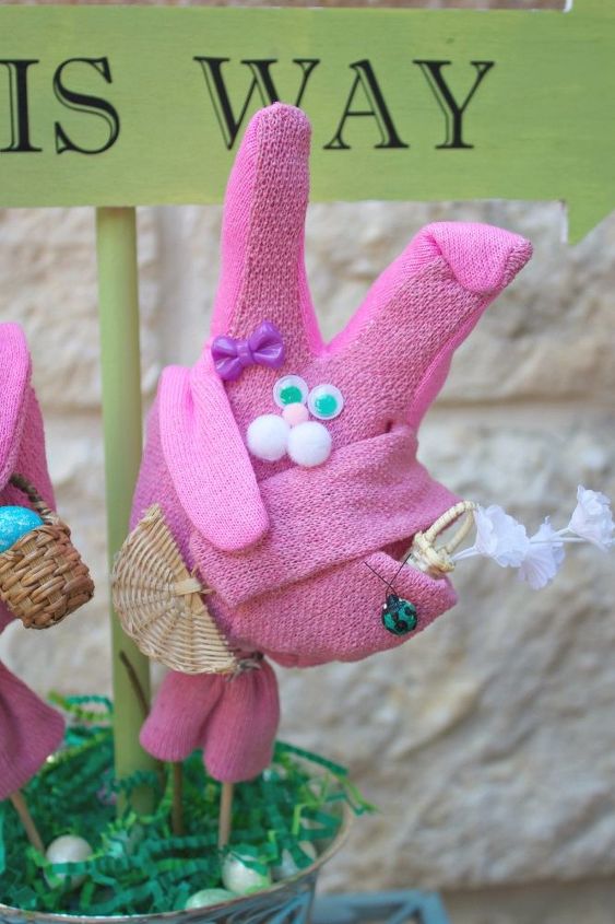 decoracin de conejos con guantes de jardn