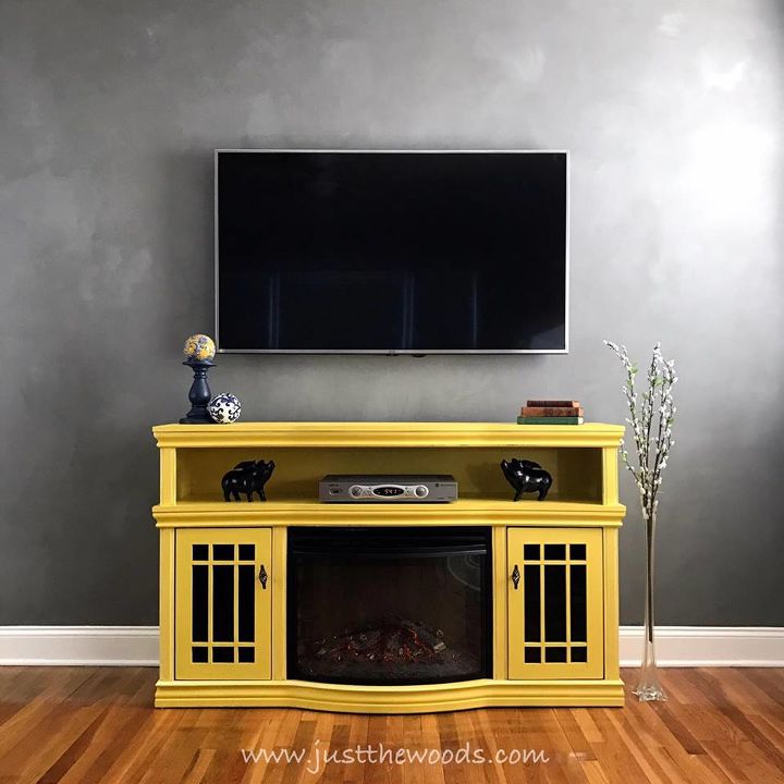 consola multimedia pintada en amarillo intenso