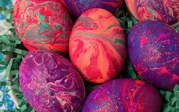 Huevos de Pascua jaspeados con esmalte de uñas