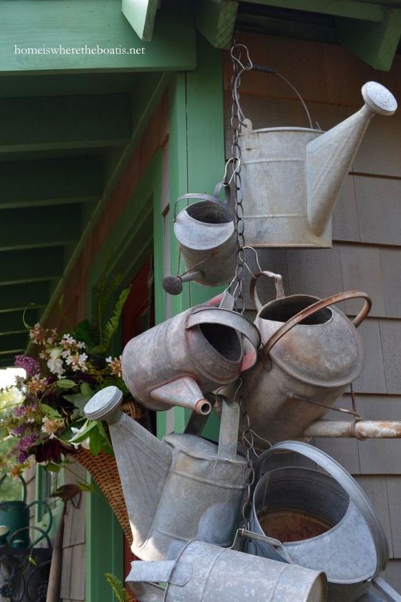 cuelga una coleccin de latas de riego para decorar una caseta de jardn