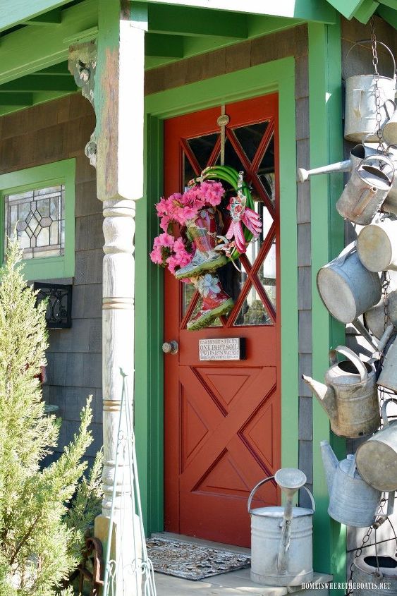 cuelga una coleccin de latas de riego para decorar una caseta de jardn