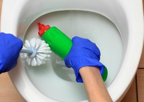 q what is the best natural way of cleaning the toilet