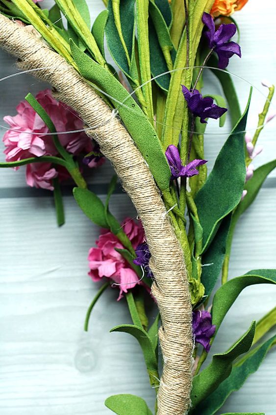 corona de primavera simple en un aro de bordado envuelto en arpillera