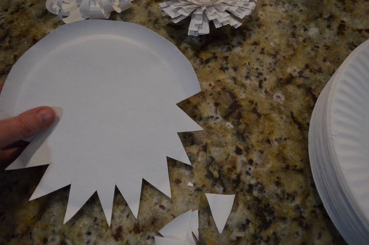 flor de papel a partir de platos de papel