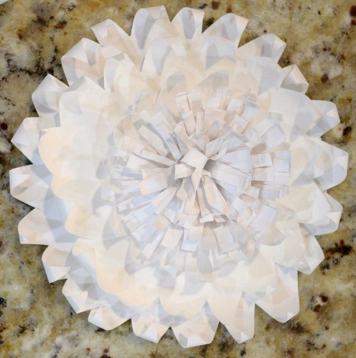flor de papel a partir de platos de papel