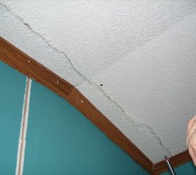 How to Fix a Crack in the Ceiling