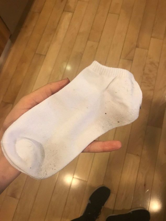 encha uma meia com borra de caf para eliminar os odores da geladeira