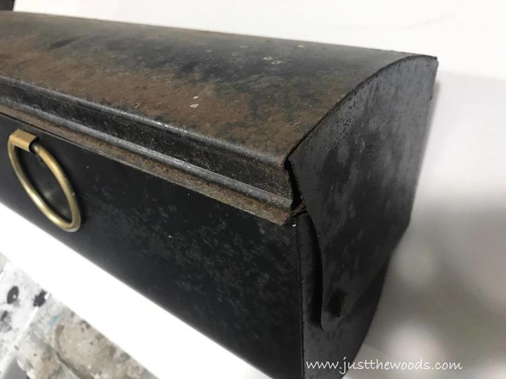 painting an old metal mailbox