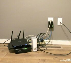 Cómo ocultar los cables del router con una mesa auxiliar de mediados de siglo