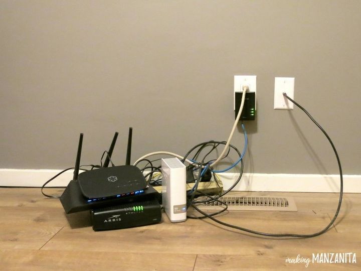 como ocultar los cables del router con una mesa auxiliar de mediados de siglo