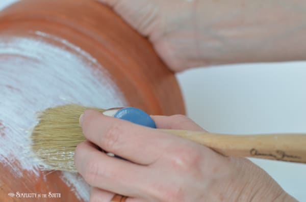 misture chalk paint e cera para envelhecer vasos de terracota