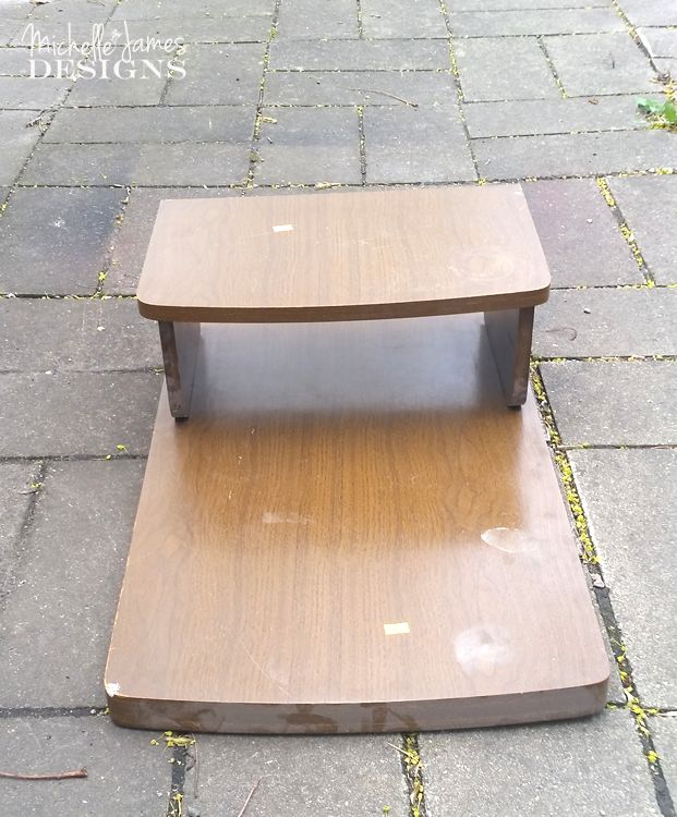 una vieja mesa sin patas se transforma en una estacin de bebidas de verano