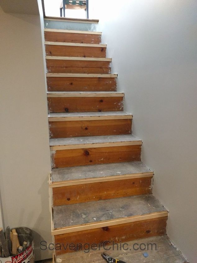 projeto de fim de semana instalando novos degraus de escada