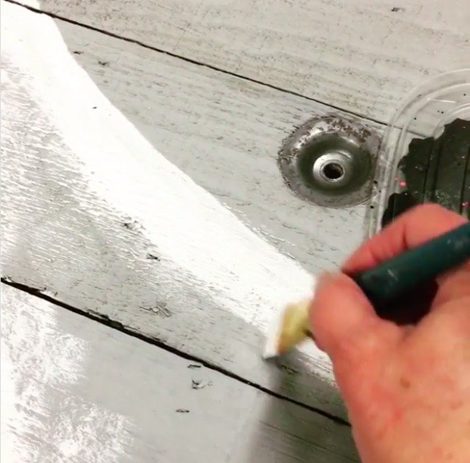 carrete de cable reciclado como arte de la guardera pintado