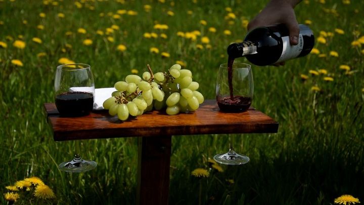 mesa de piquenique de jardim dobrvel com suportes de vinho
