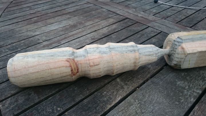 remate de madera de palet hecho con el torno tradicional de palos de muelle