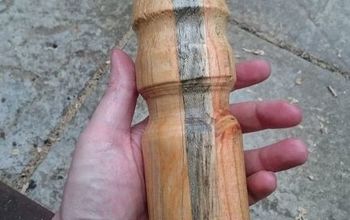 Remate de madera de palet hecho con el torno tradicional de palos de muelle