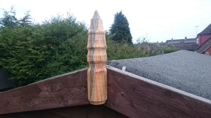 remate de madera de palet hecho con el torno tradicional de palos de muelle