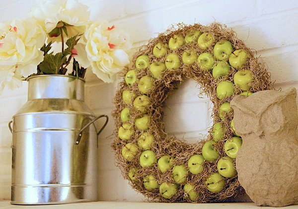 15 fabulosas ideas de coronas de primavera que harn sonrer a tus vecinos, Corona de Manzanas Thrifty DIY