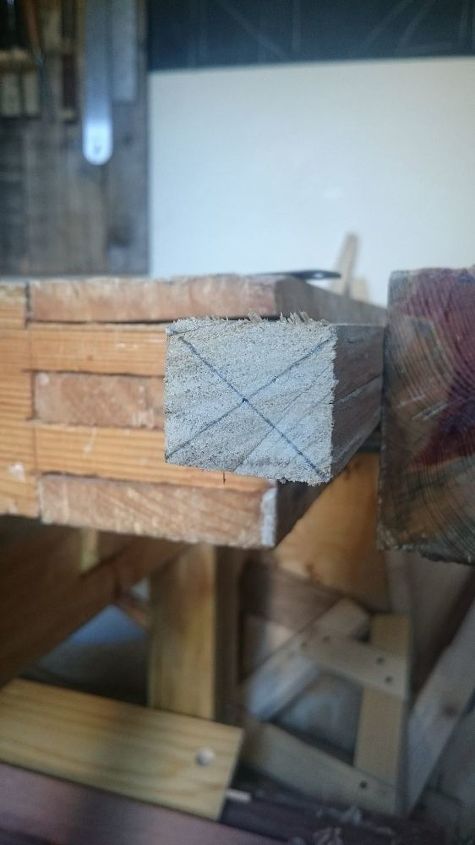raspador de corteza con un cincel barato y madera recuperada