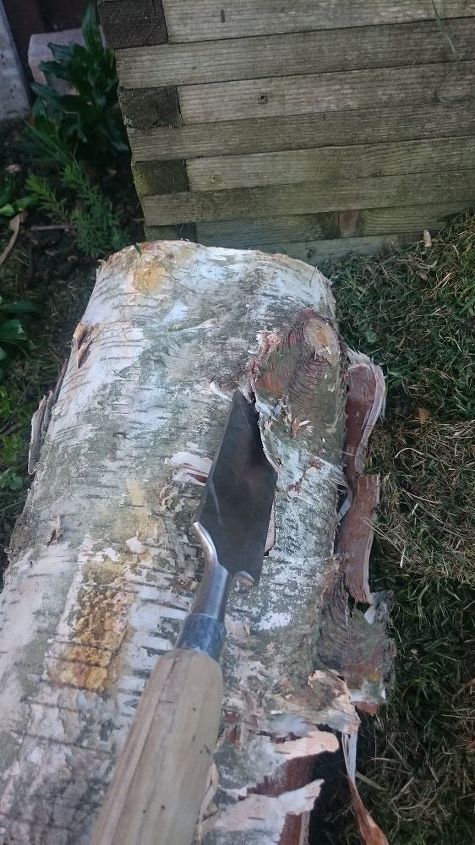 raspador de casca com um cinzel barato e madeira recuperada