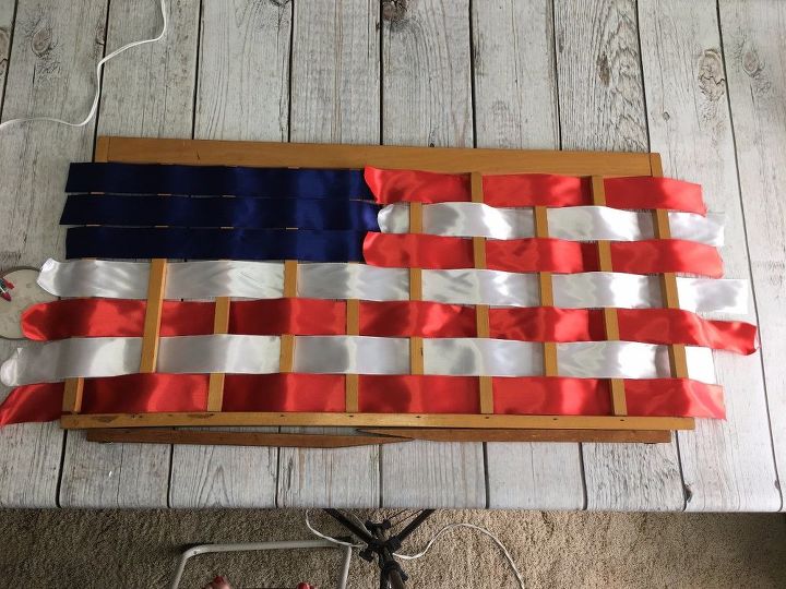 puerta reciclada convertida en bandera americana