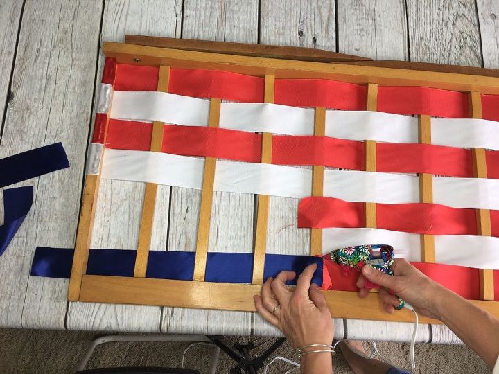 puerta reciclada convertida en bandera americana