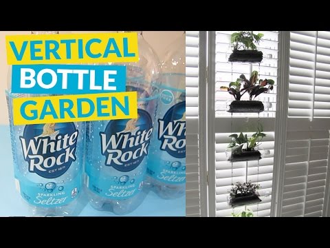 15 formas tiles de reutilizar tus botellas de plstico sobrantes, Jard n vertical de botellas de refresco