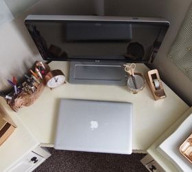 escritorio organizado con accesorios dorados diy