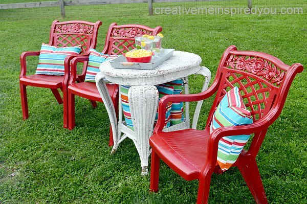 30 impresionantes ideas de sillas para el patio que debes probar ahora mismo, Pinte las sillas de rojo con pintura en spray