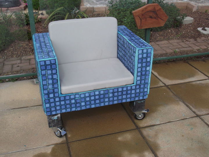 30 impresionantes ideas de sillas para el patio que debes probar ahora mismo, Rejuntar una silla con azulejos para descansar