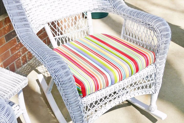 30 impresionantes ideas de sillas para el patio que debes probar ahora mismo, Cambie los cojines de su silla con tela