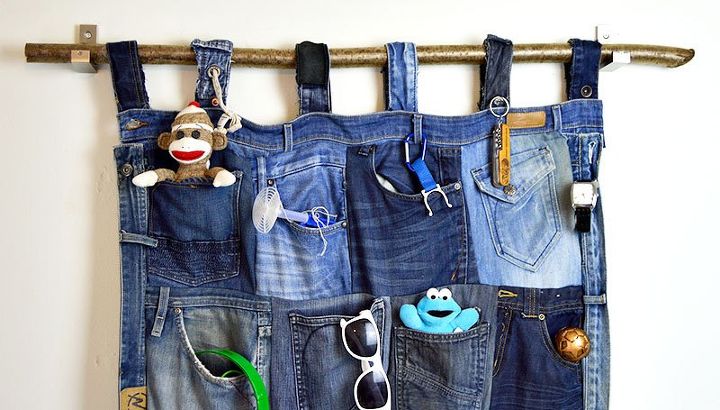 29 maneiras divertidas de manter sua casa organizada, Fant stico organizador de bolso de parede com jeans velhos