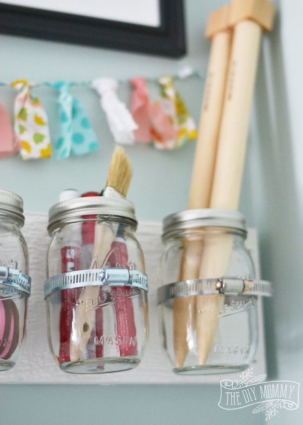 29 formas divertidas de mantener tu casa organizada, Almacenamiento de materiales para manualidades en tarros de mas n colgantes