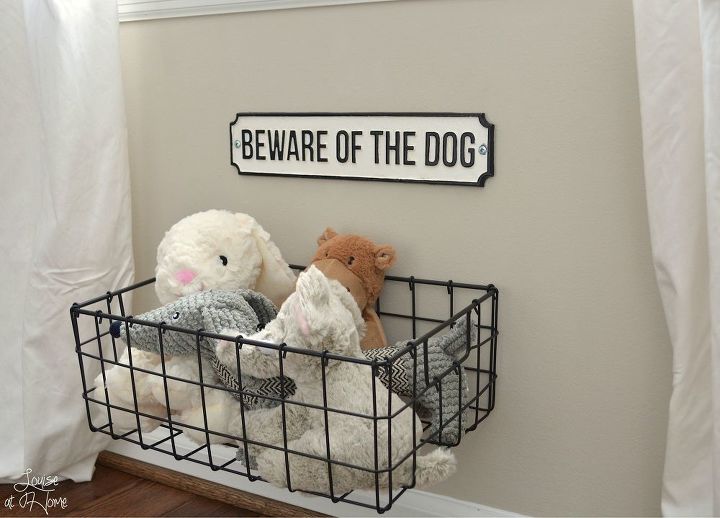 29 formas divertidas de mantener tu casa organizada, Almacenamiento de juguetes colgantes para perros