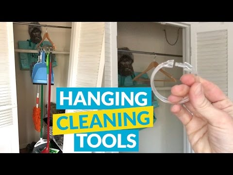 29 formas divertidas de mantener tu casa organizada, Hack de utensilios de limpieza colgantes