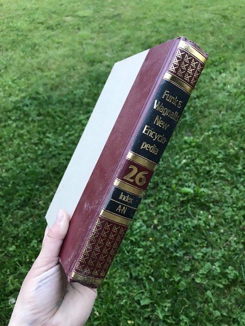 how to upcycle old books into cute home decor