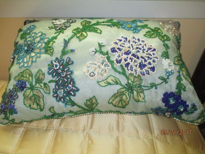 almohadas decorativas con abalorios