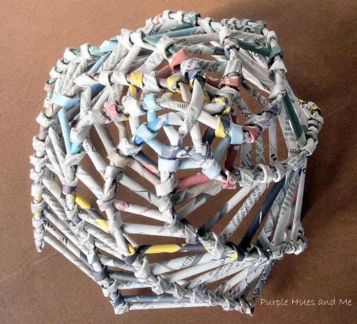 tigela de tubos de jornal reciclado