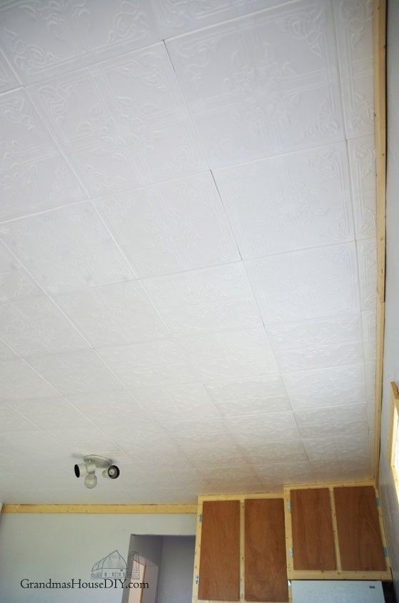 cubrir un techo muy feo con baldosas de espuma de poliestireno