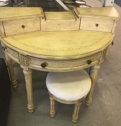 q can anyone tell me about this desk