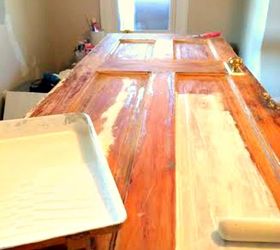 31 trucos para ayudarte a arreglar la madera de tu casa, Reparar grietas en un panel de la puerta con pegamento