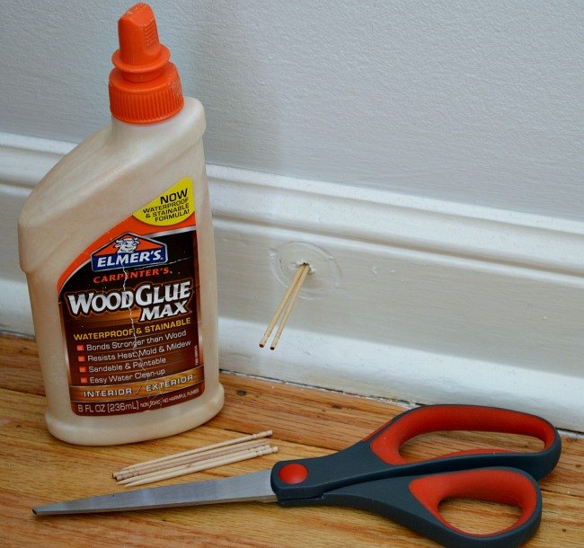 31 trucos para ayudarte a arreglar la madera de tu casa, Rellenar un agujero en la pared con pegamento