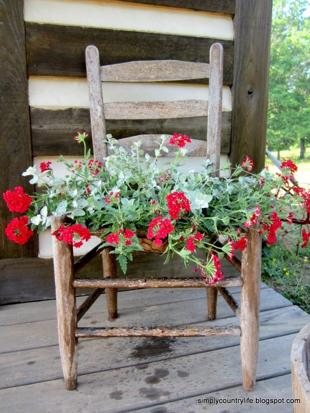 10 maneras de reutilizar los muebles que no se usan, Silla de chatarra gratis convertida en una jardinera