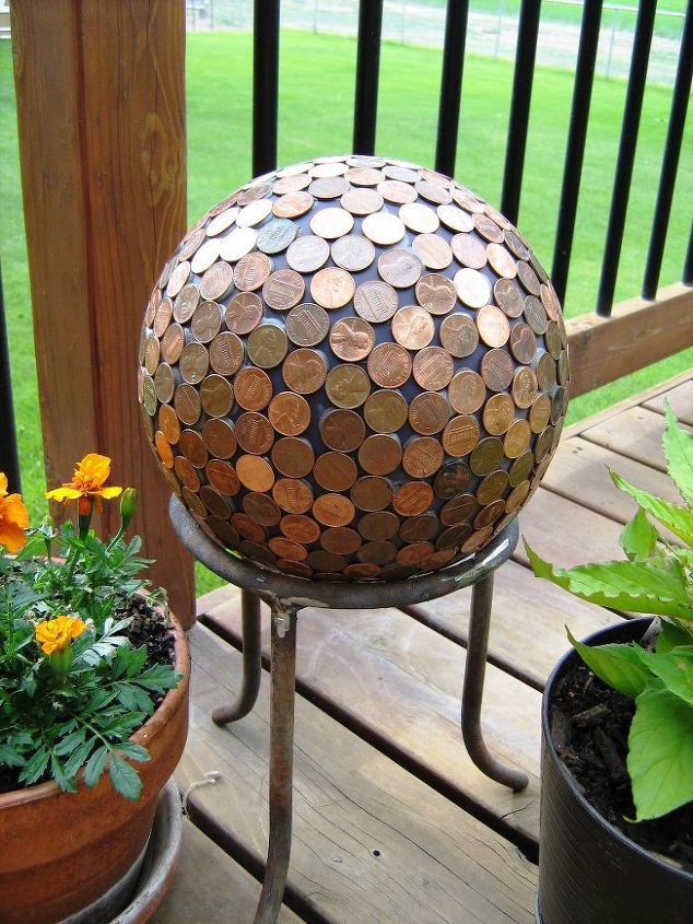 30 maneras de dar estilo a tu jardn, Reutiliza tus centavos para hacer un globo terr queo