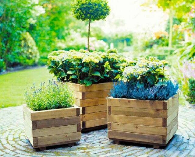 s 30 ways for you to style your garden, Use Pallets To Hold Your Flowers