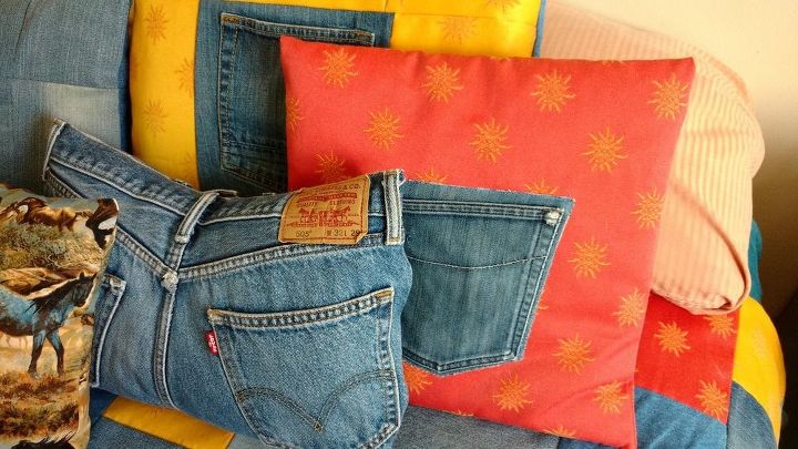 30 maneiras de usar jeans velhos para criar ideias de artesanato brilhantes, Colcha jeans e almofadas combinando