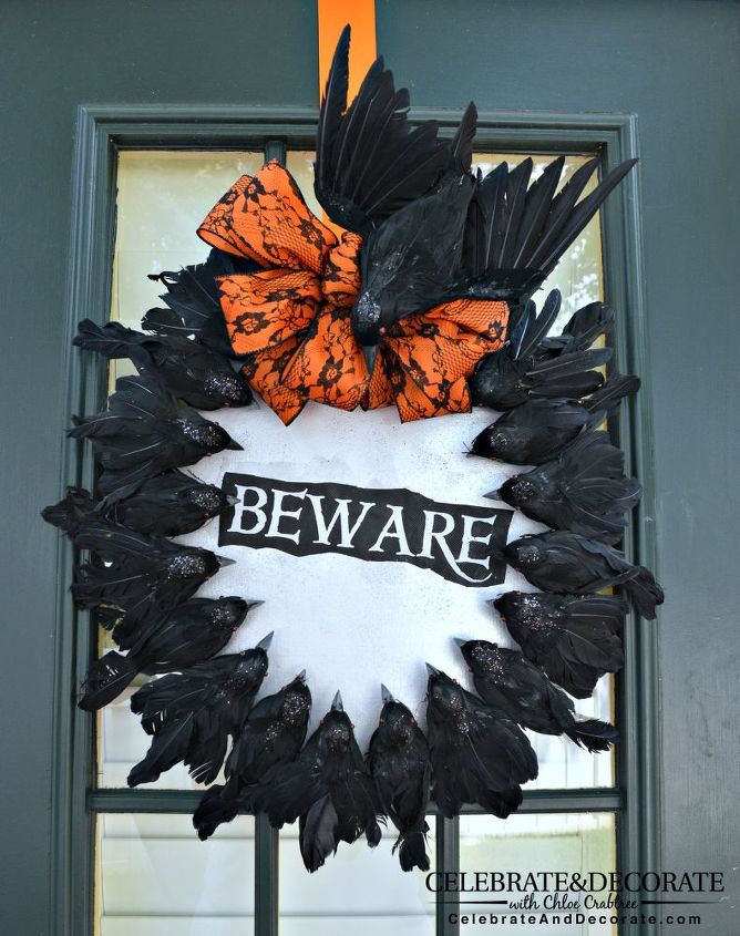 31 maneiras de fazer uma linda guirlanda de porta da frente, Crie uma guirlanda de Halloween com corvos assustadores